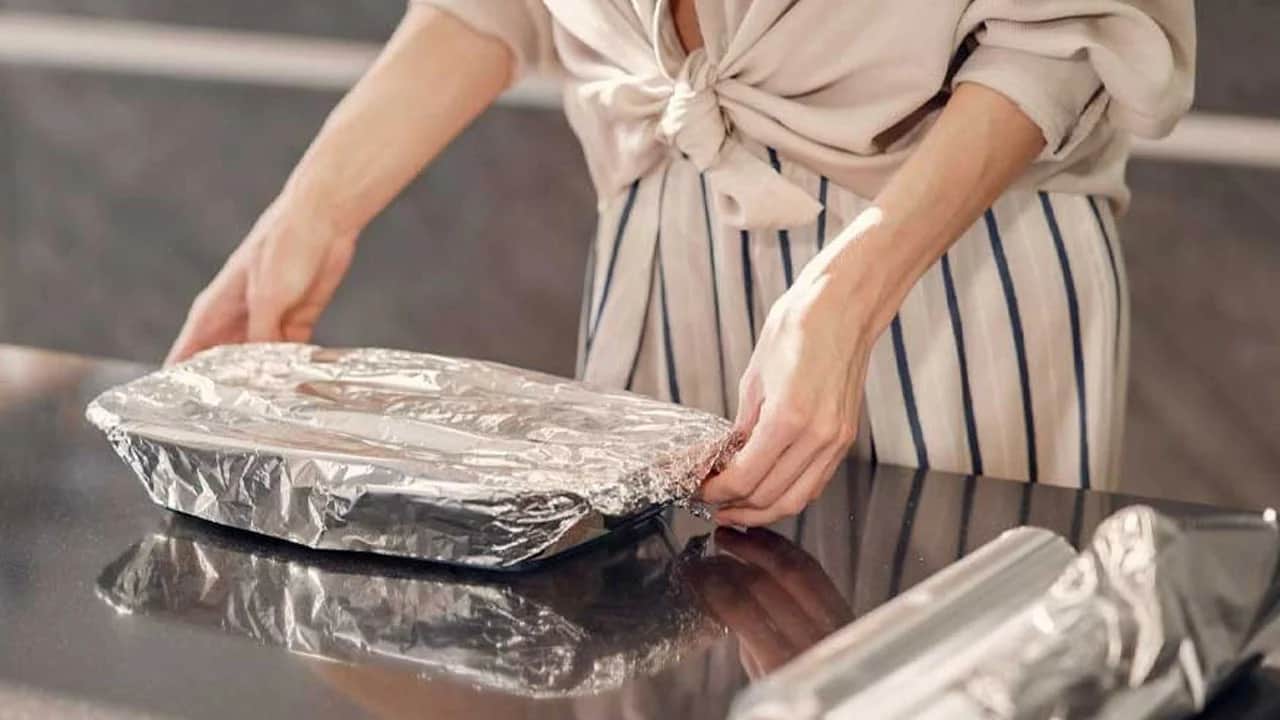  Eğer yapıyorsanız bırakın: Folyoya sarın çağırısı yapıldı: 7 yiyecekle sakın temas ettirmeyin, risk yüksek