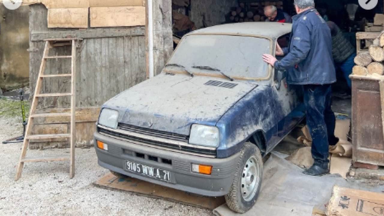 Foto - Ehliyet sınavını geçemeyince samanlığa park etmiş! 43 yıldır dokunmadığı aracını 3 milyona sattı