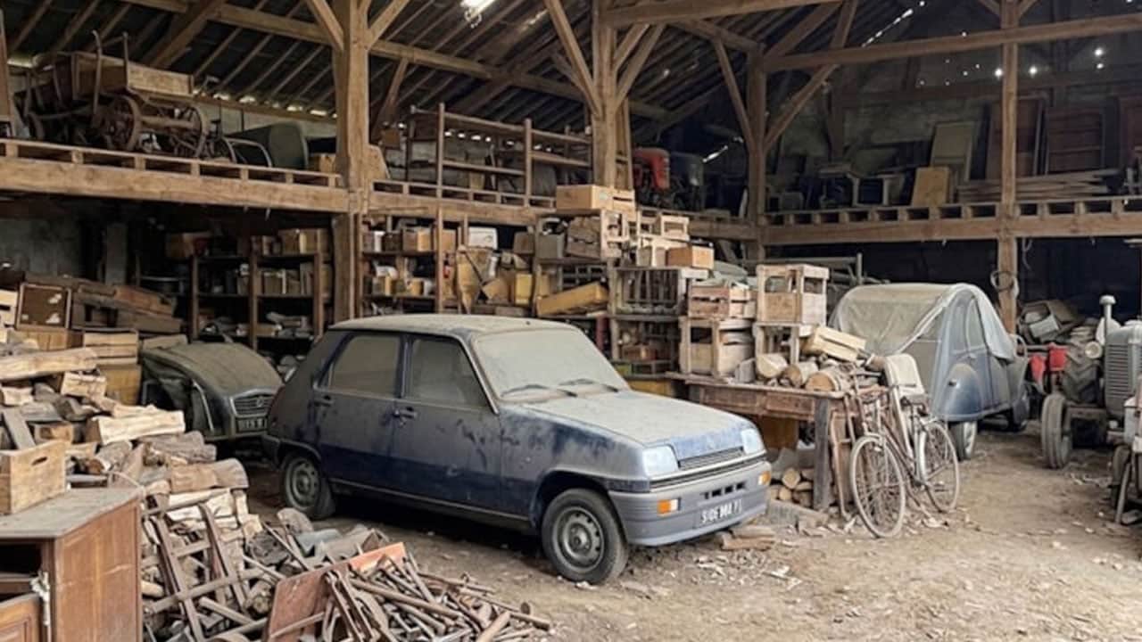 Ehliyet sınavını geçemeyince samanlığa park etmiş! 43 yıldır dokunmadığı aracını 3 milyona sattı