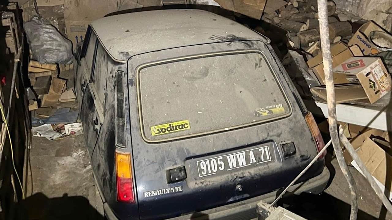 Foto - Ehliyet sınavını geçemeyince samanlığa park etmiş! 43 yıldır dokunmadığı aracını 3 milyona sattı