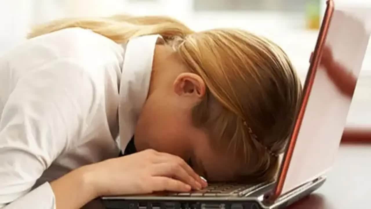 Mavi ekran ışığı göze zarar veriyor! Göz ardı etmeyin, bakın sebebi neymiş! Sadece çocuklara değil...