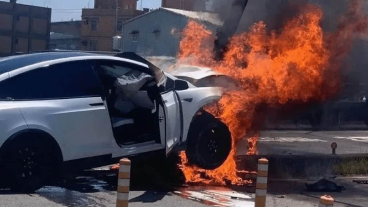 Elektrikli otomobil sahipleri dikkat: Batarya yanarsa ne yapılmalı? Uzmanlar açıkladı