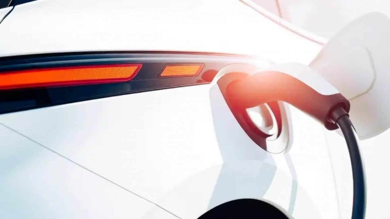 Elektrikli otomobiller fiyat yarışında hibritleri geride bıraktı