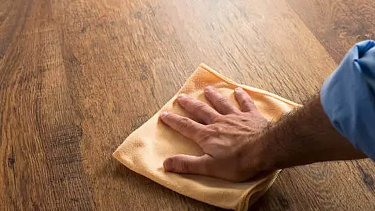 Foto - Elma deyip geçmeyin: Parkelerdeki çizikleri anında ışıl ışıl yapıyor, böyle karıştıran muazzam bir güç katar