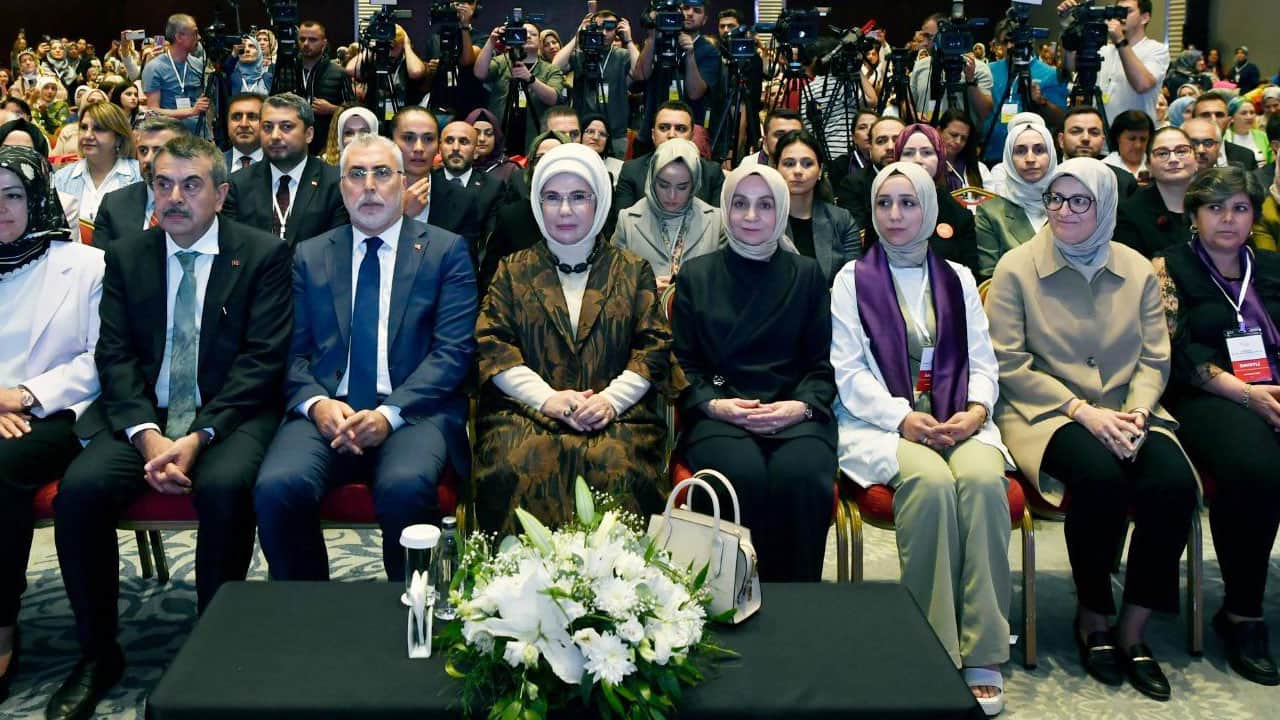 Foto - Emine Erdoğan: Dünya bir imtihan yeri! Biz koşu bittikten sonra da koşan atlarız!