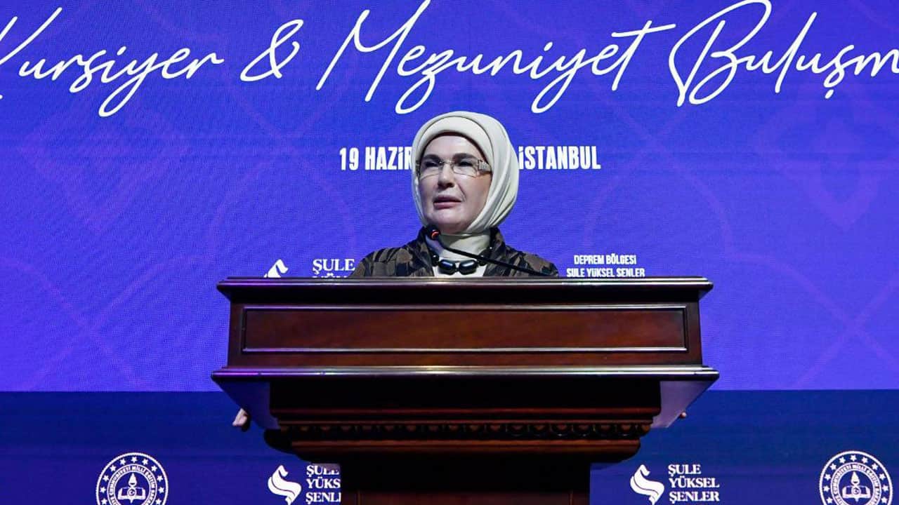 Foto - Emine Erdoğan: Dünya bir imtihan yeri! Biz koşu bittikten sonra da koşan atlarız!