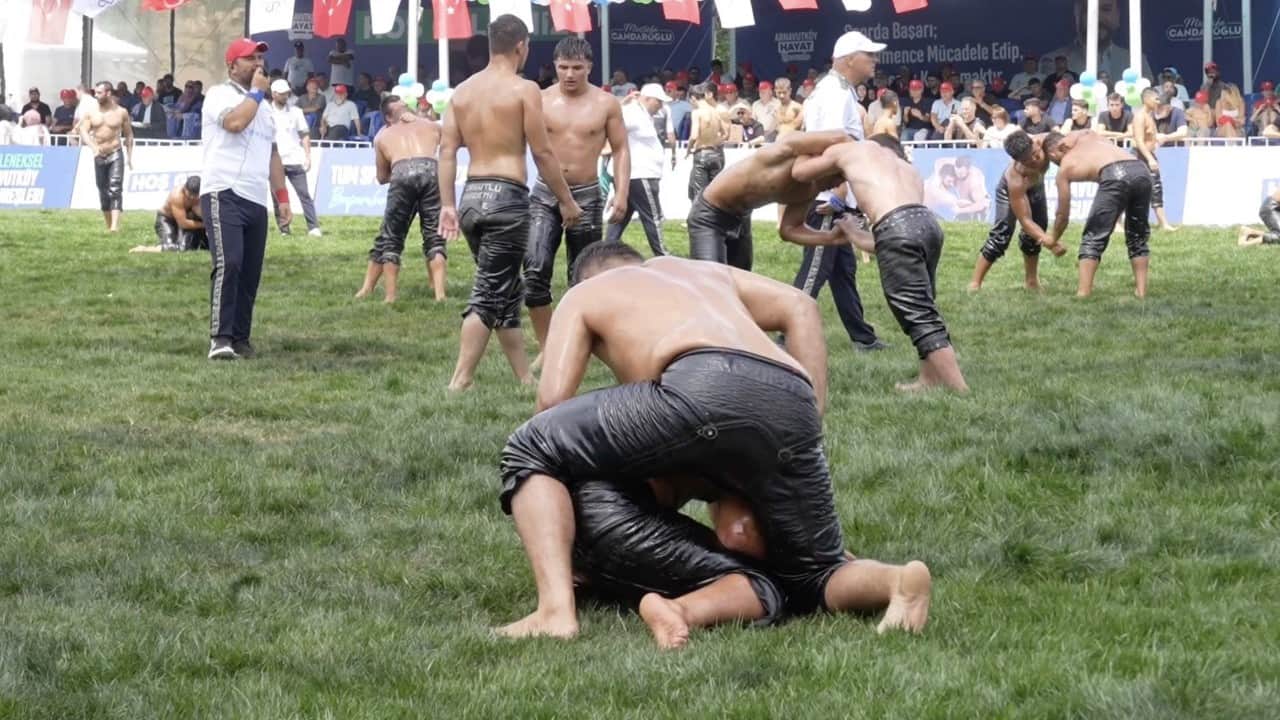 Foto - Er meydanında nefes kesen kapışma! Dursunköy'de pehlivanlar Kırkpınar havası estirdi!