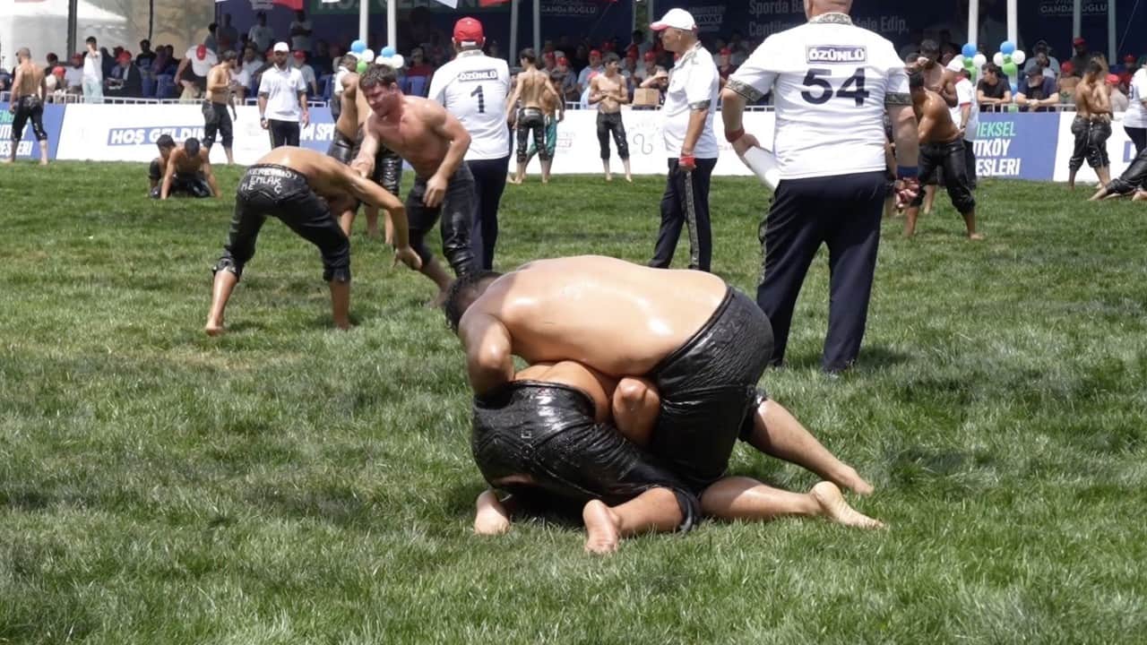 Foto - Er meydanında nefes kesen kapışma! Dursunköy'de pehlivanlar Kırkpınar havası estirdi!