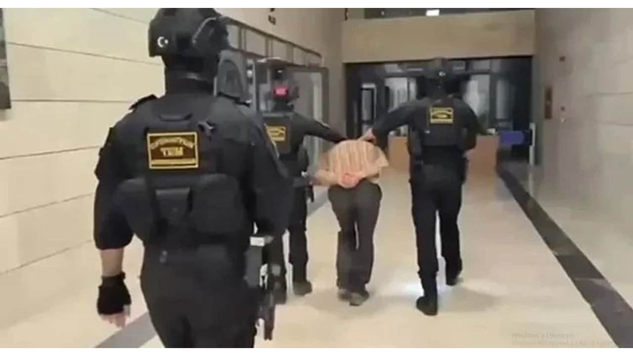 Foto - Erdoğan’a suikast timinde yer alıp paketlenemeyen son haindi! Alçak FETÖ’cü, komşularını böyle kandırmış! İşte fare gibi saklandığı 3 katlı hücre evi