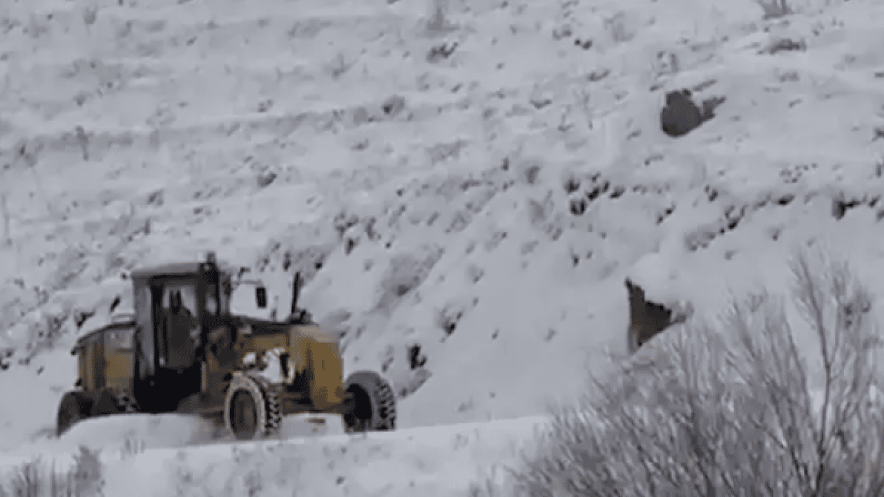 Foto - Erzincan’da kış şartları zorluyor: Kar ve tipi nedeniyle 12 köy yolu ulaşıma kapandı