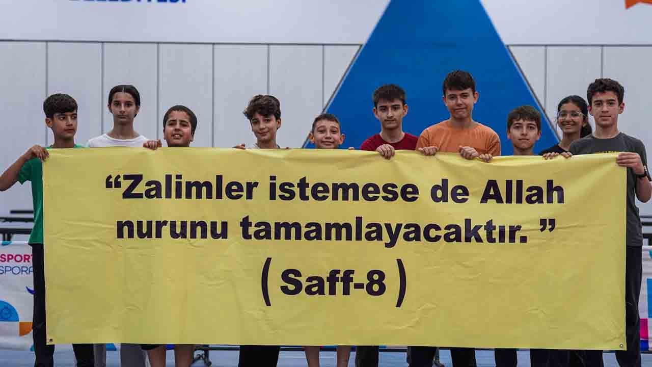 Foto - Esenler'in gençleri değerlerine sahip çıktı : Yeditepe Üniversitesi’ndeki olaylara ayetli mesaj