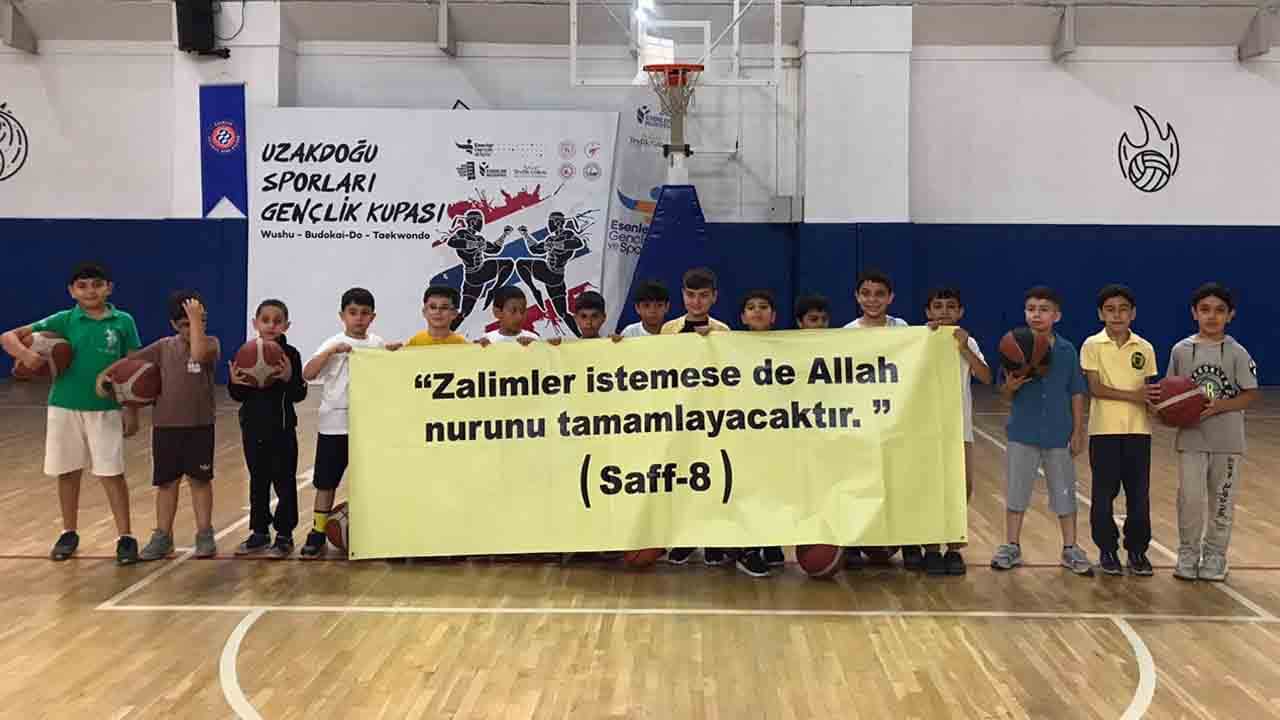 Foto - Esenler'in gençleri değerlerine sahip çıktı : Yeditepe Üniversitesi’ndeki olaylara ayetli mesaj