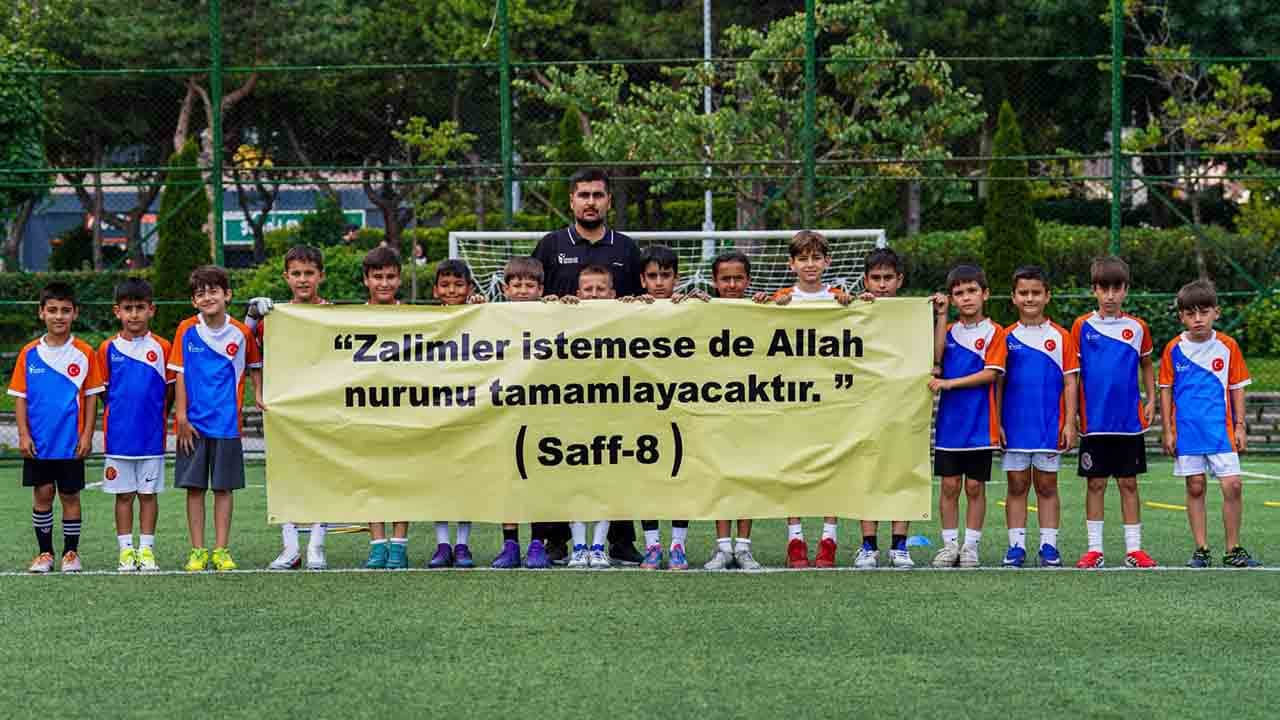Foto - Esenler'in gençleri değerlerine sahip çıktı : Yeditepe Üniversitesi’ndeki olaylara ayetli mesaj