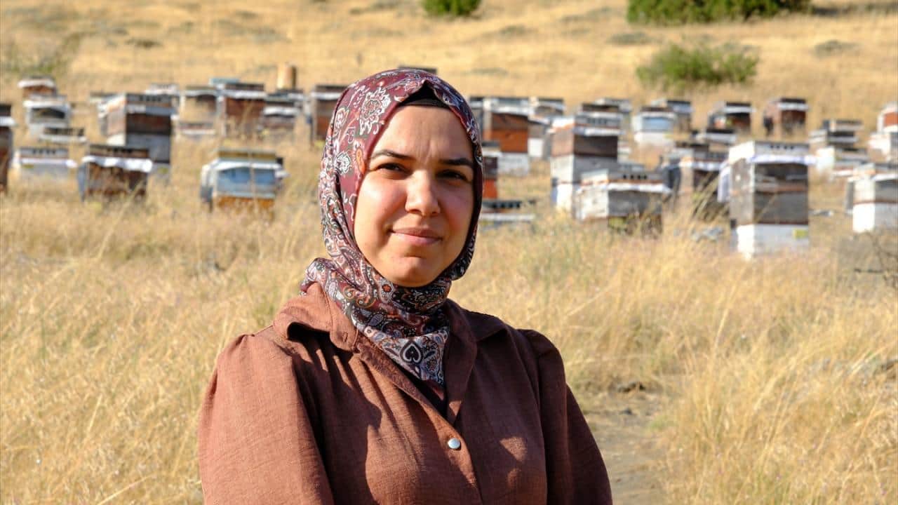 Foto - Eşi ve 3 çocuğuyla yaz aylarını kovanlarının başında geçiriyor! Gezginci arıcı aile bal mesaisinde