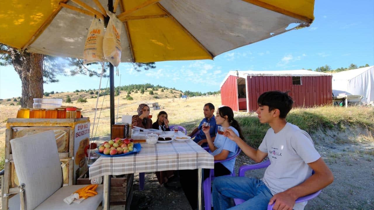 Foto - Eşi ve 3 çocuğuyla yaz aylarını kovanlarının başında geçiriyor! Gezginci arıcı aile bal mesaisinde