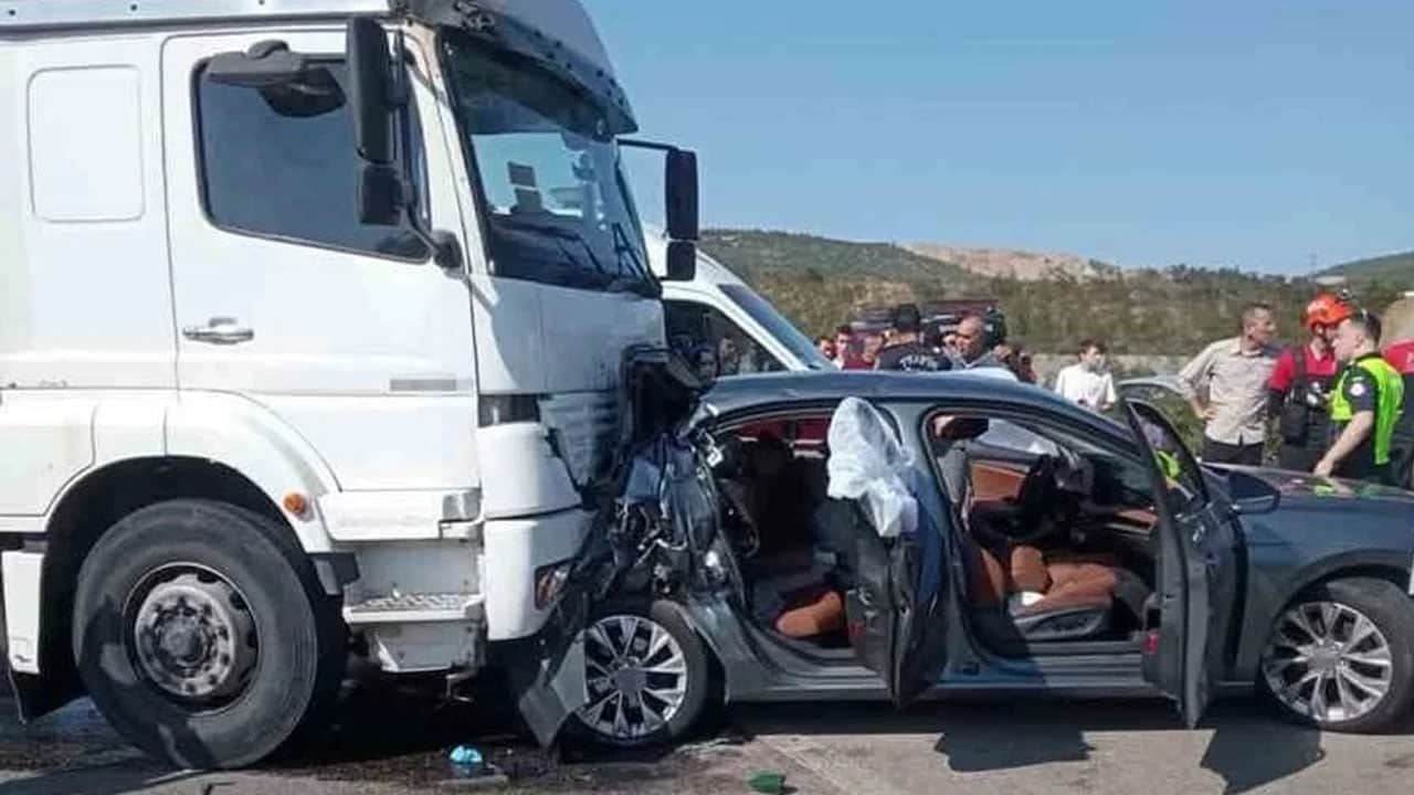 Foto - Eşinin cenaze namazını kendisi kıldırdı! Abdullah Sert Hoca’nın kazada ölen eşi dualarla uğurlandı