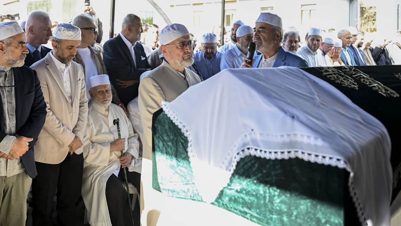 Foto - Eşinin cenaze namazını kendisi kıldırdı! Abdullah Sert Hoca’nın kazada ölen eşi dualarla uğurlandı