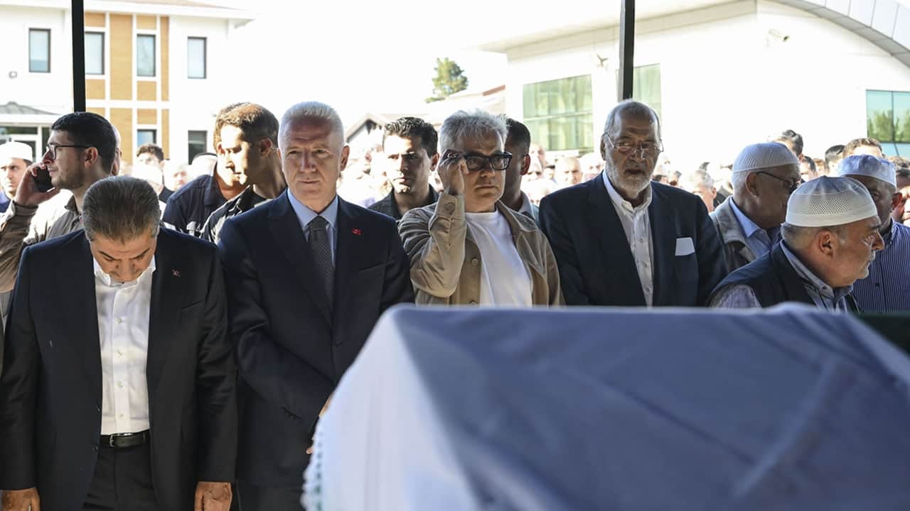 Foto - Eşinin cenaze namazını kendisi kıldırdı! Abdullah Sert Hoca’nın kazada ölen eşi dualarla uğurlandı