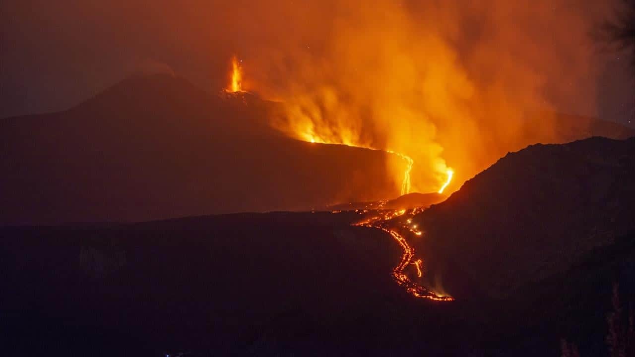Foto - Etna Yanardağı patladı! Oluşan kül bulutu uçuşları aksattı