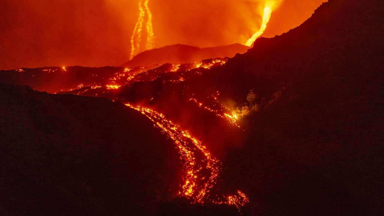Foto - Etna Yanardağı patladı! Oluşan kül bulutu uçuşları aksattı