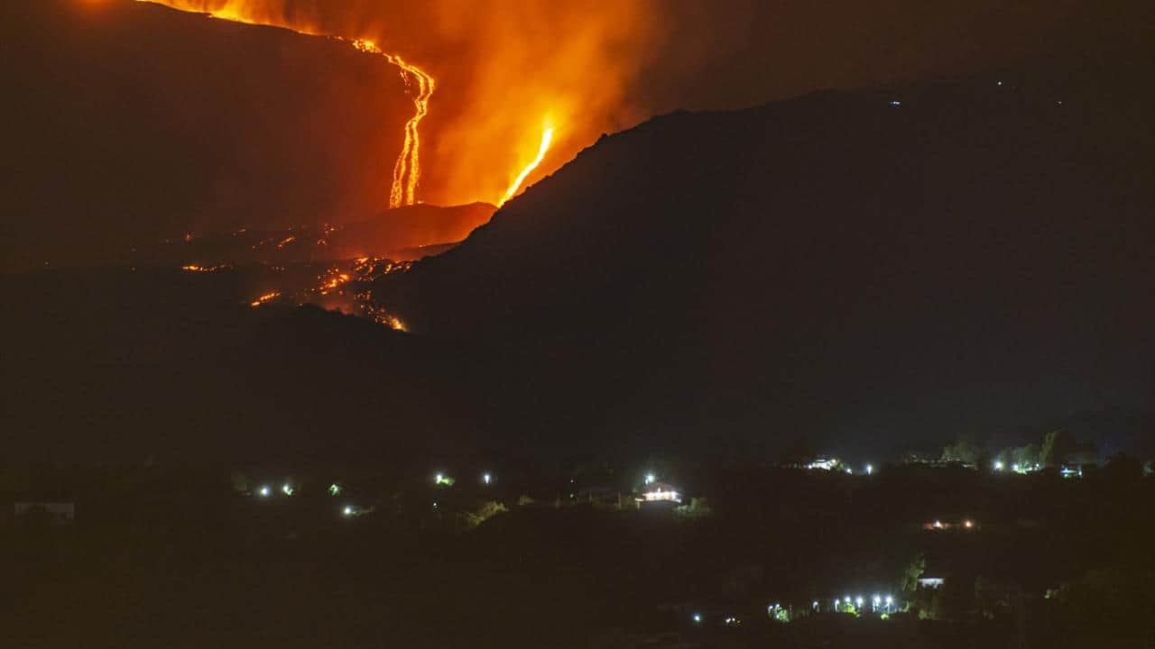 Foto - Etna Yanardağı patladı! Oluşan kül bulutu uçuşları aksattı