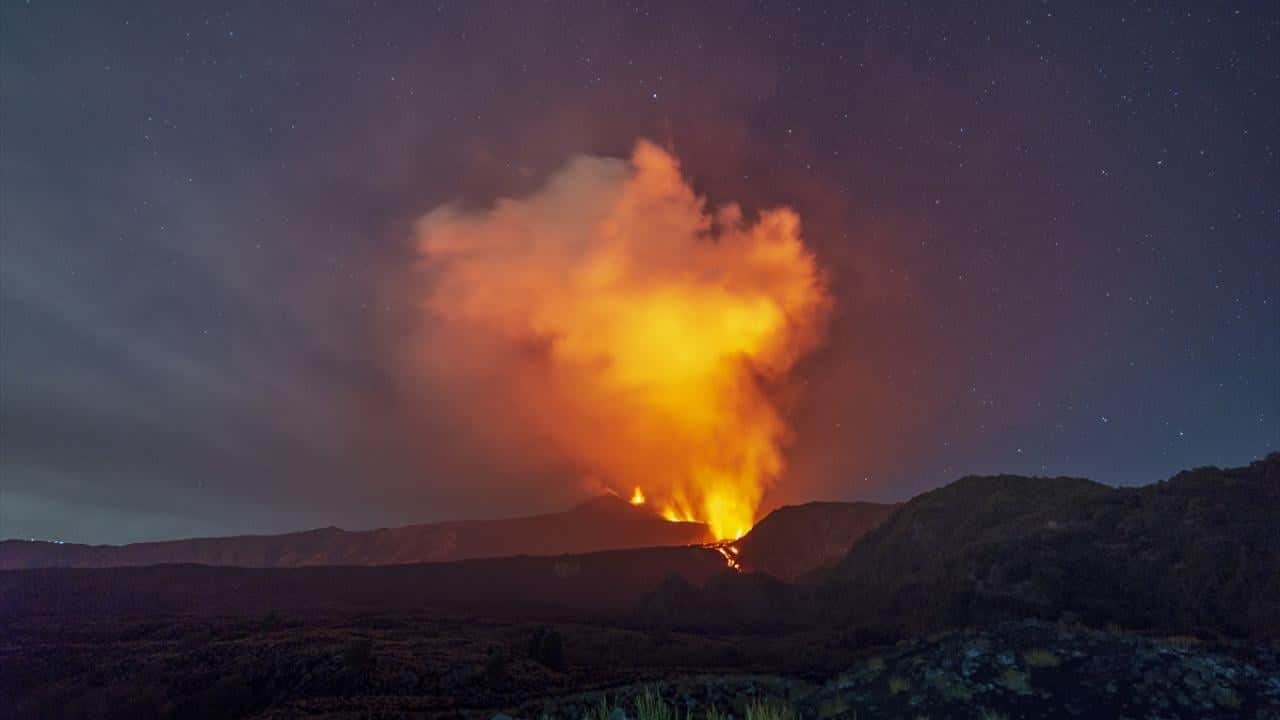 Etna Yanardağı patladı! Oluşan kül bulutu uçuşları aksattı