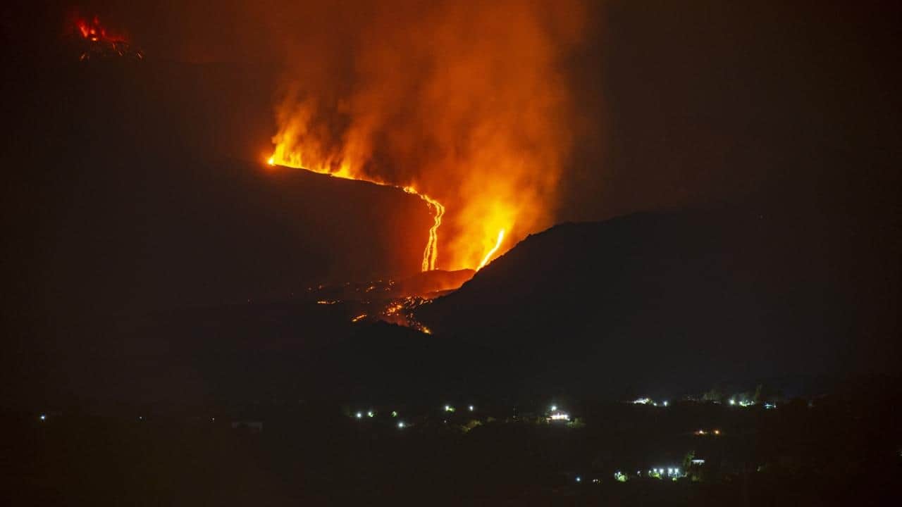 Foto - Etna Yanardağı patladı! Oluşan kül bulutu uçuşları aksattı