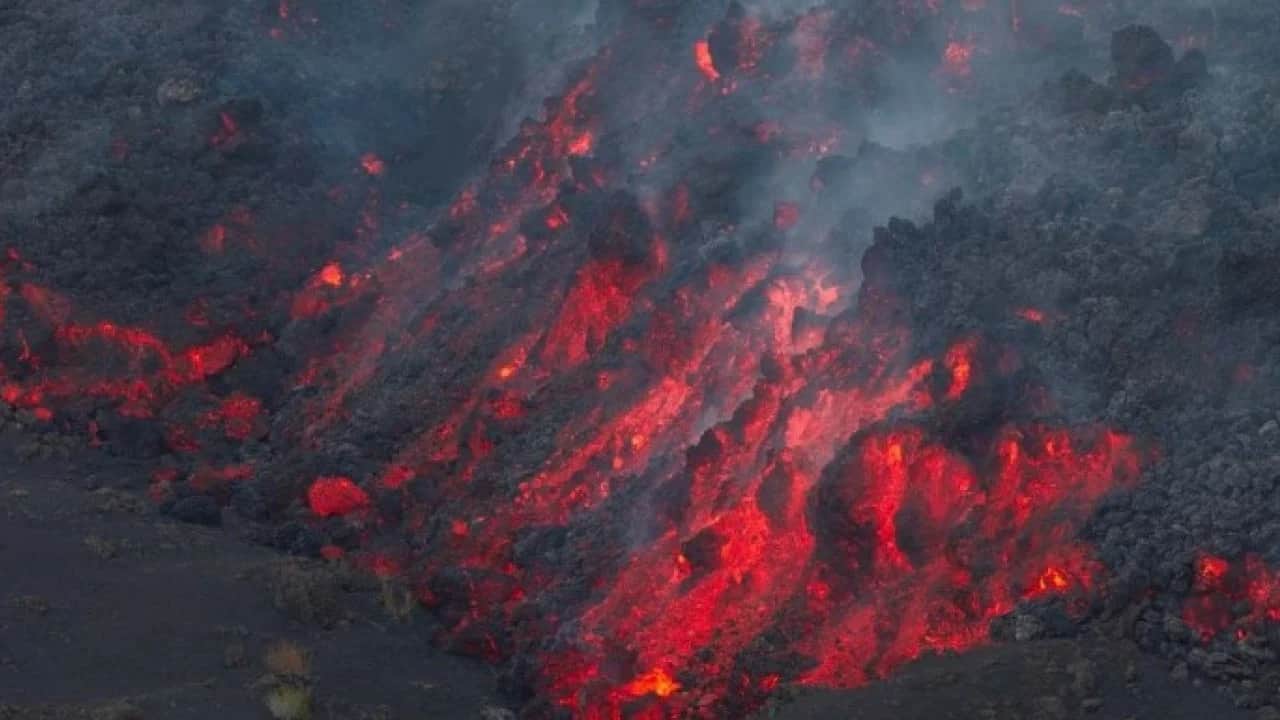 Etna yine püskürdü: Kül bulutu hava trafiğini felç etti!