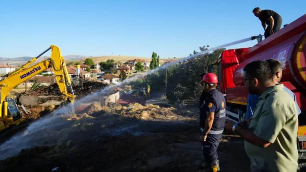 Evi gözünün önünde yandı: Ağlayan eşini böyle teselli etti!