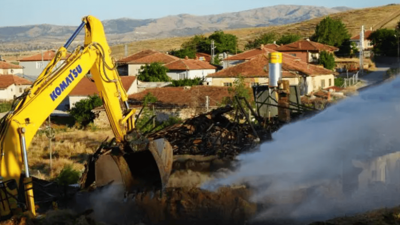 Foto - Evi gözünün önünde yandı: Ağlayan eşini böyle teselli etti!