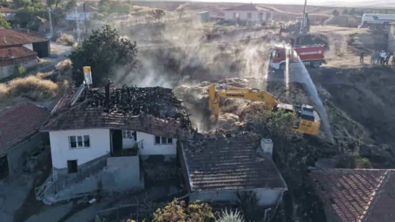 Foto - Evi gözünün önünde yandı: Ağlayan eşini böyle teselli etti!
