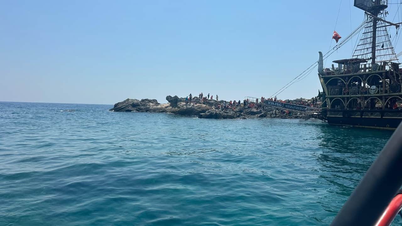 Foto - Fethiye Ölüdeniz'de korku dolu anlar! 100 yolculu gezi teknesi su almaya başladı!