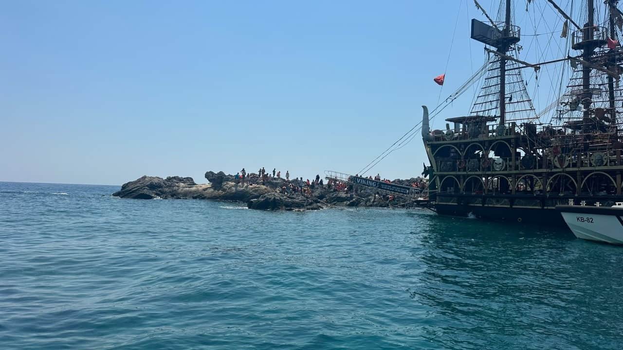 Foto - Fethiye Ölüdeniz'de korku dolu anlar! 100 yolculu gezi teknesi su almaya başladı!