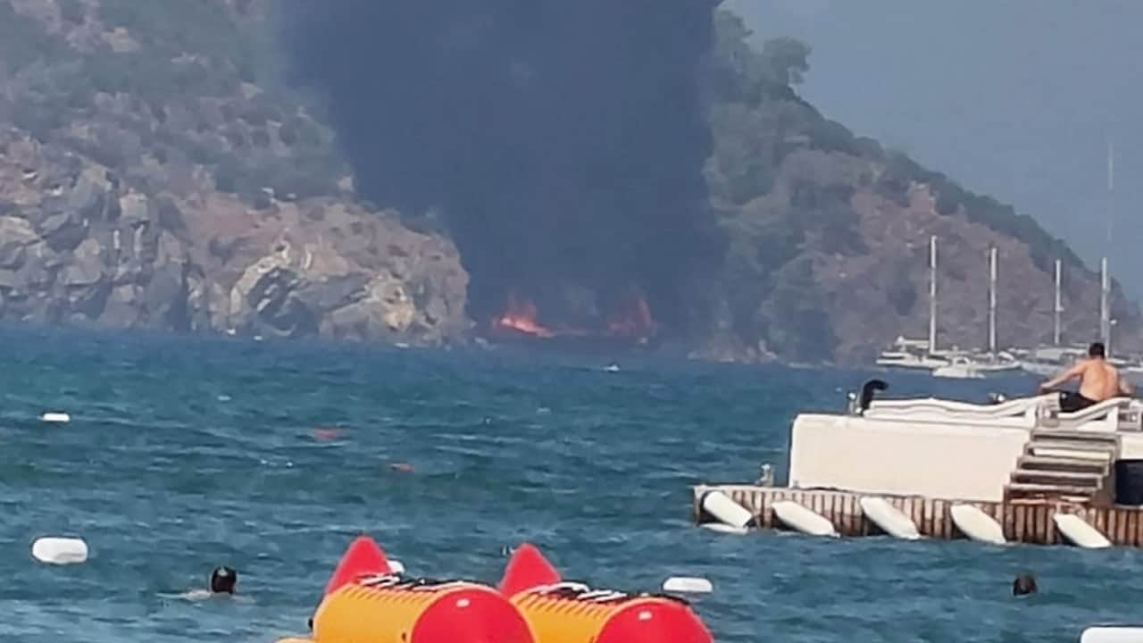 Foto - Fethiye'de facianın eşiğinden dönüldü: Gezi teknesi yandı, 115 kişi denize atlayarak kurtuldu