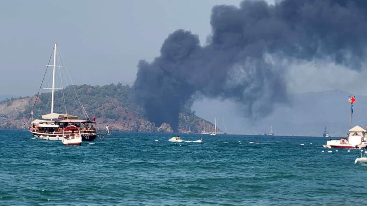 Foto - Fethiye'de facianın eşiğinden dönüldü: Gezi teknesi yandı, 115 kişi denize atlayarak kurtuldu