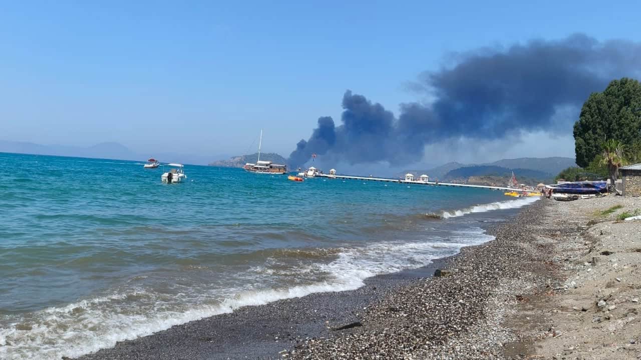 Foto - Fethiye'de facianın eşiğinden dönüldü: Gezi teknesi yandı, 115 kişi denize atlayarak kurtuldu