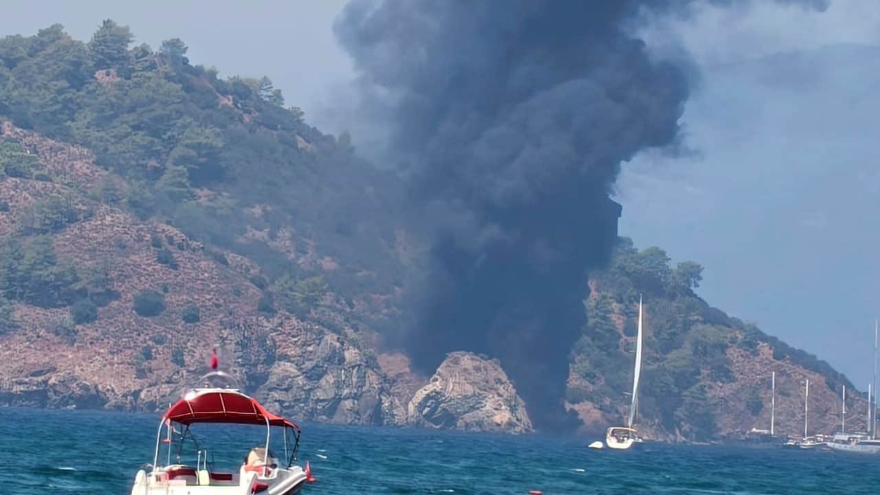 Foto - Fethiye'de facianın eşiğinden dönüldü: Gezi teknesi yandı, 115 kişi denize atlayarak kurtuldu