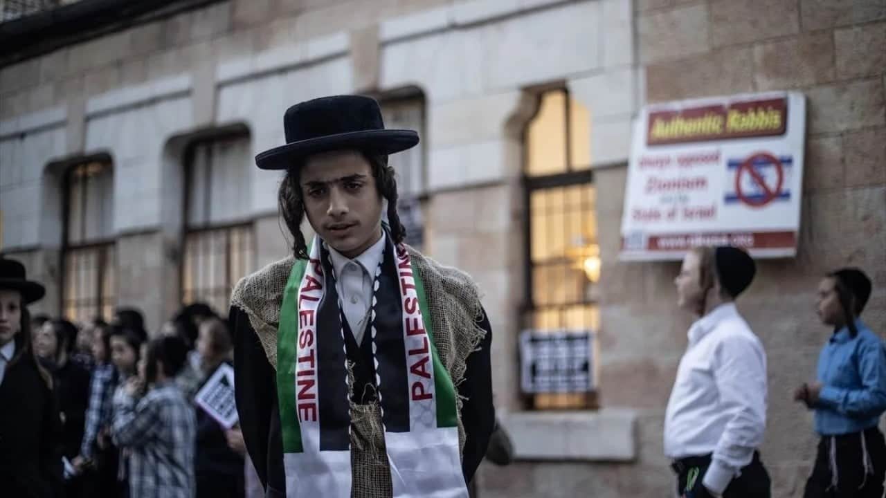 Foto - Filistin’i destekleyene izin yok Siyonistlere dokunan Yahudiler de yanıyor