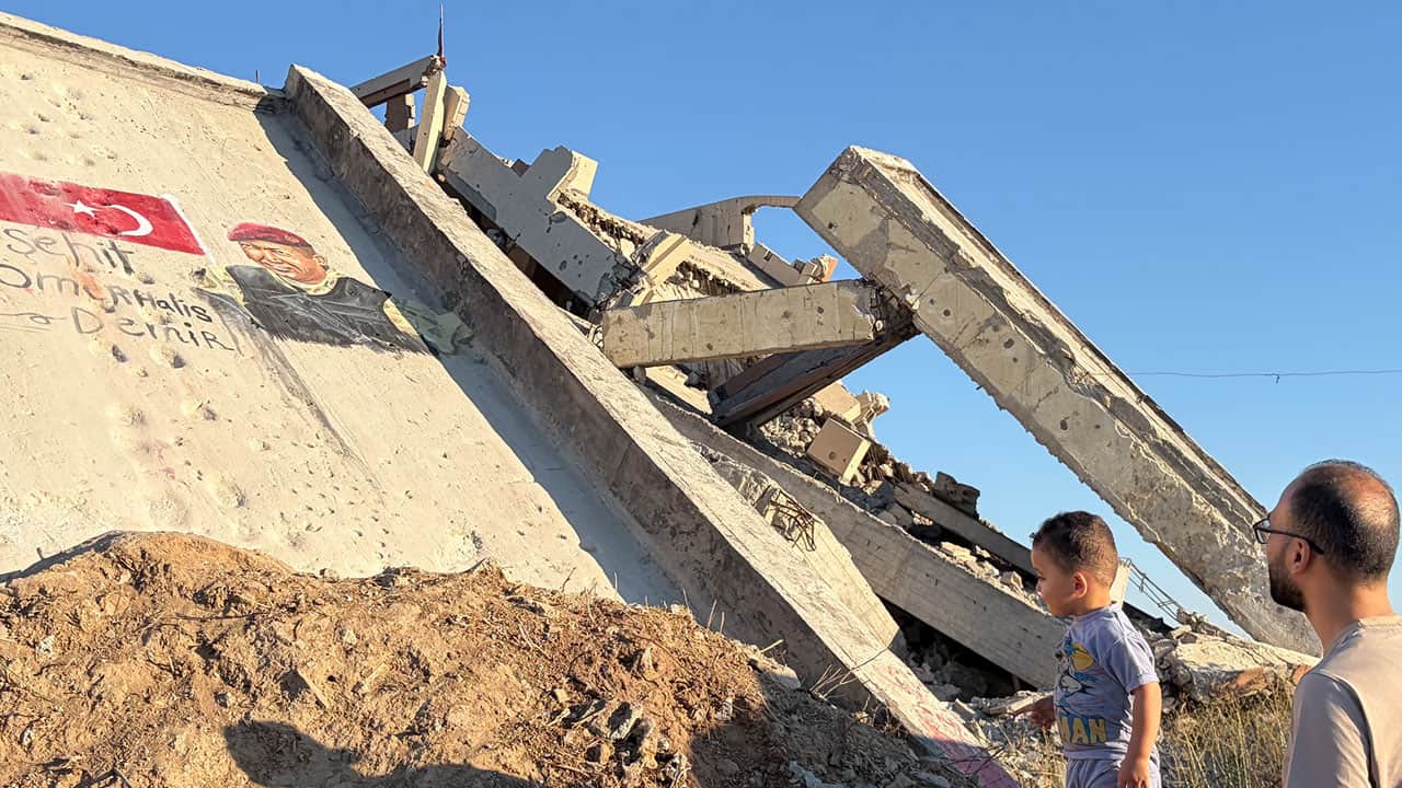 Foto - Filistinli sanatçılar duvara resmini çizdi! Gazze enkazında Ömer Halisdemir’e vefa