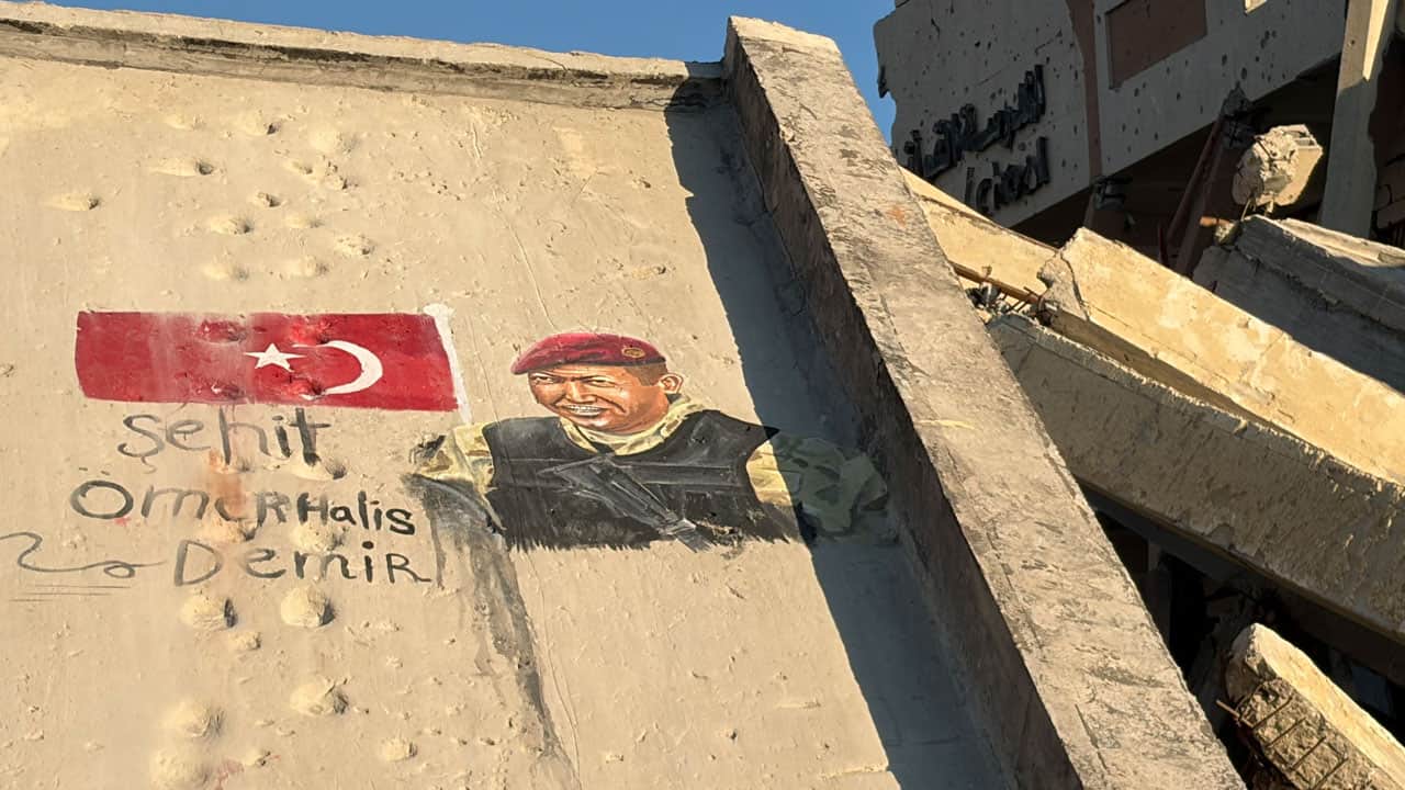 Foto - Filistinli sanatçılar duvara resmini çizdi! Gazze enkazında Ömer Halisdemir’e vefa