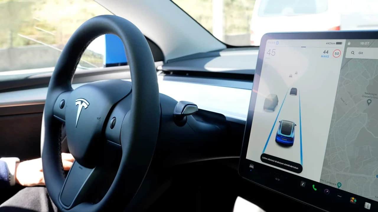 FSD açıkken karşı şeride geçen Tesla çarpışmanın ardından ikiye ayrıldı