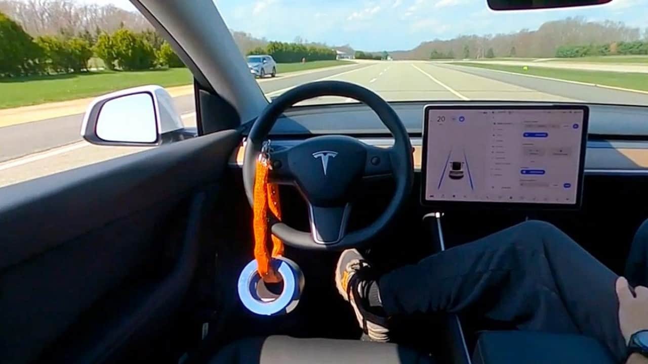 Foto - FSD açıkken karşı şeride geçen Tesla çarpışmanın ardından ikiye ayrıldı