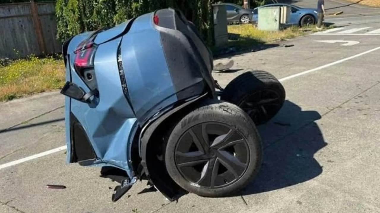 Foto - FSD açıkken karşı şeride geçen Tesla çarpışmanın ardından ikiye ayrıldı