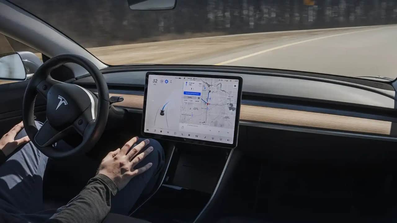 Foto - FSD açıkken karşı şeride geçen Tesla çarpışmanın ardından ikiye ayrıldı