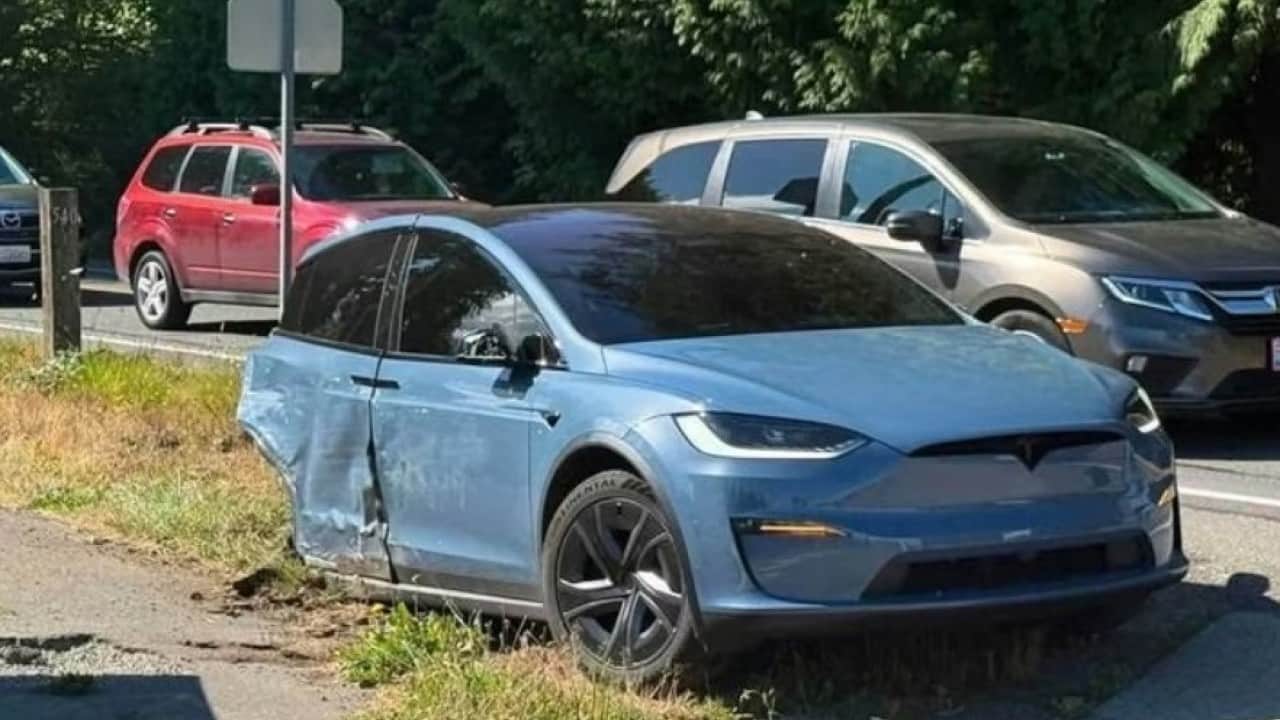 Foto - FSD açıkken karşı şeride geçen Tesla çarpışmanın ardından ikiye ayrıldı