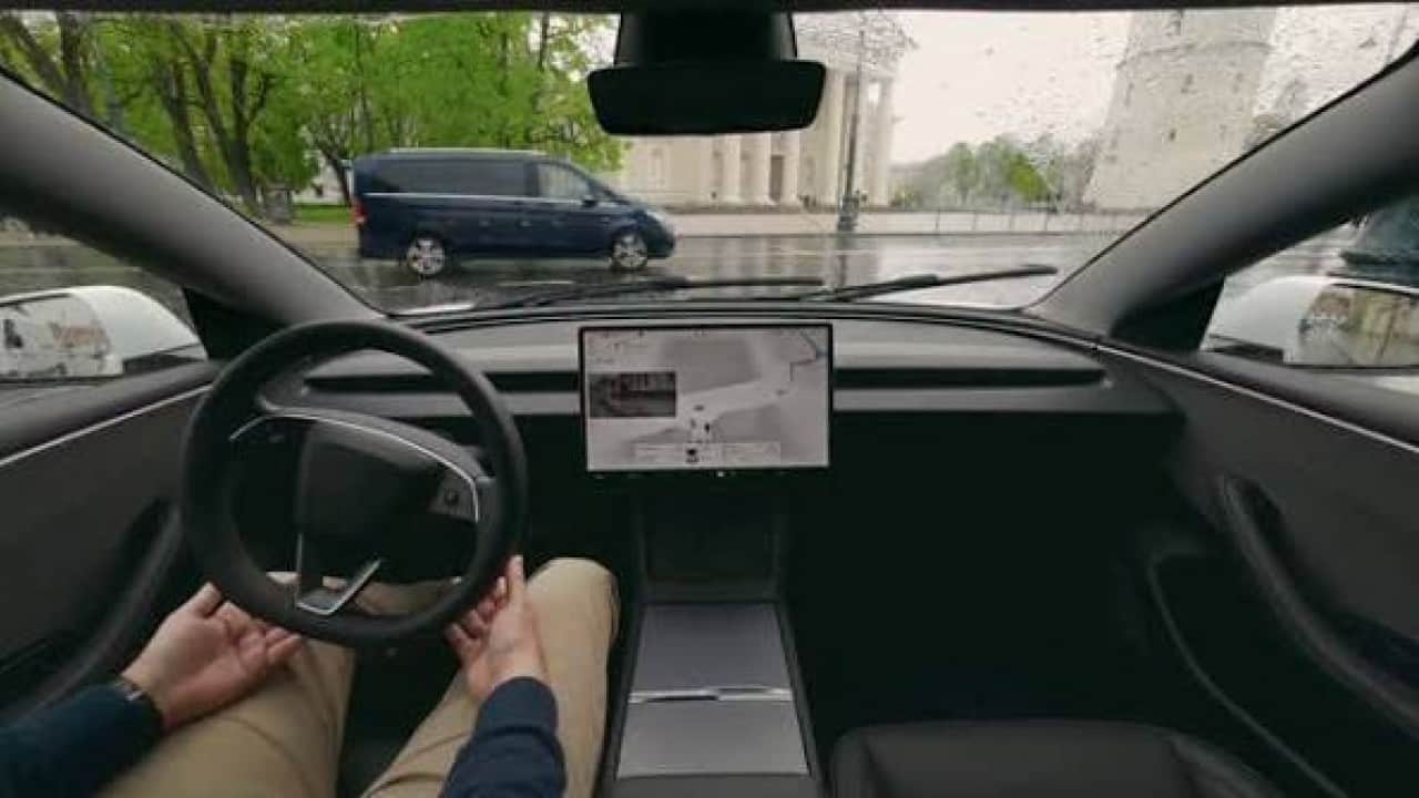 Foto - FSD açıkken karşı şeride geçen Tesla çarpışmanın ardından ikiye ayrıldı