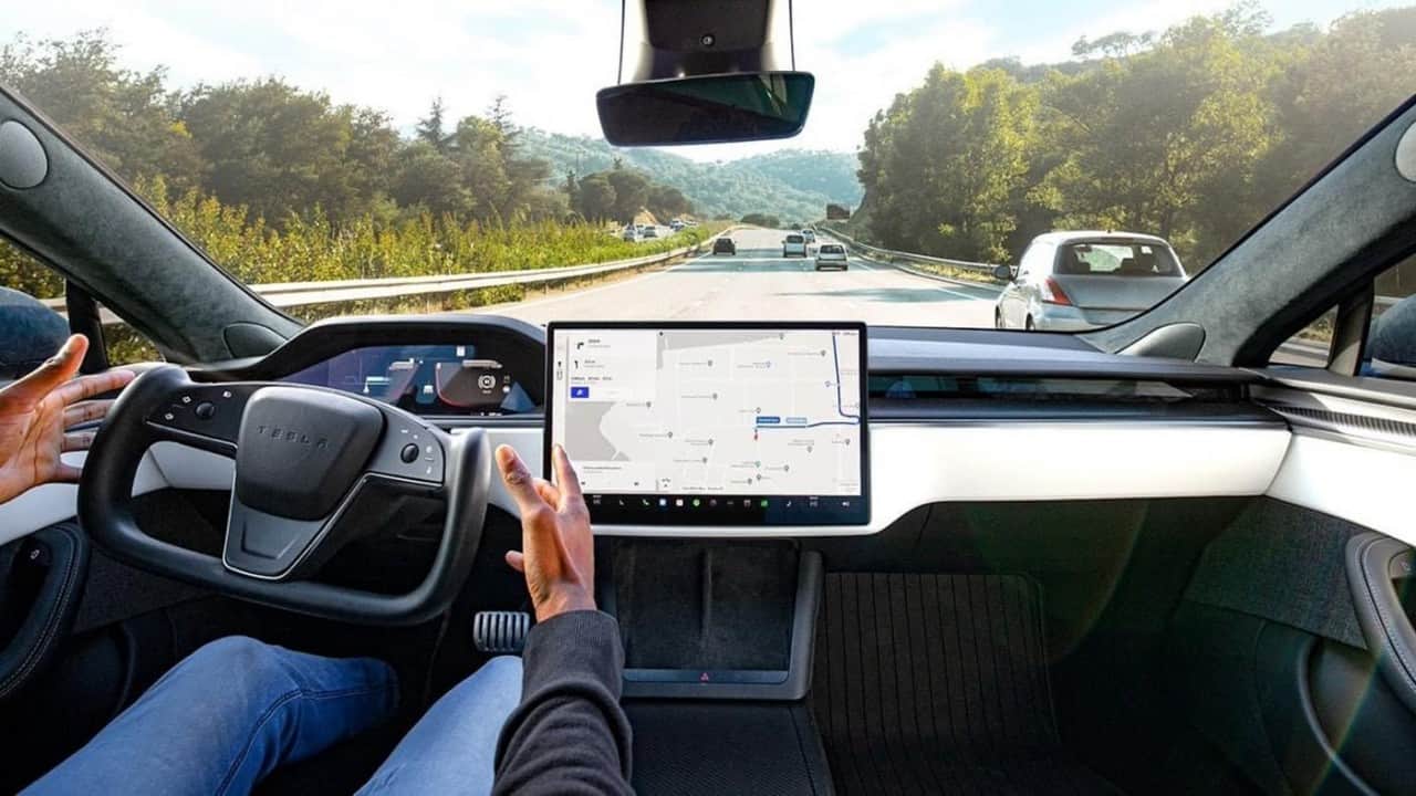 Foto - FSD açıkken karşı şeride geçen Tesla çarpışmanın ardından ikiye ayrıldı
