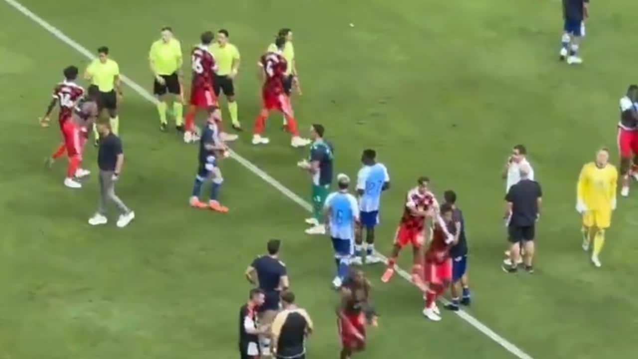 Foto - Futbol tarihinde görülmemiş olay! Uçak kaçacak diye sahadan çekildiler, bakın sonra ne oldu
