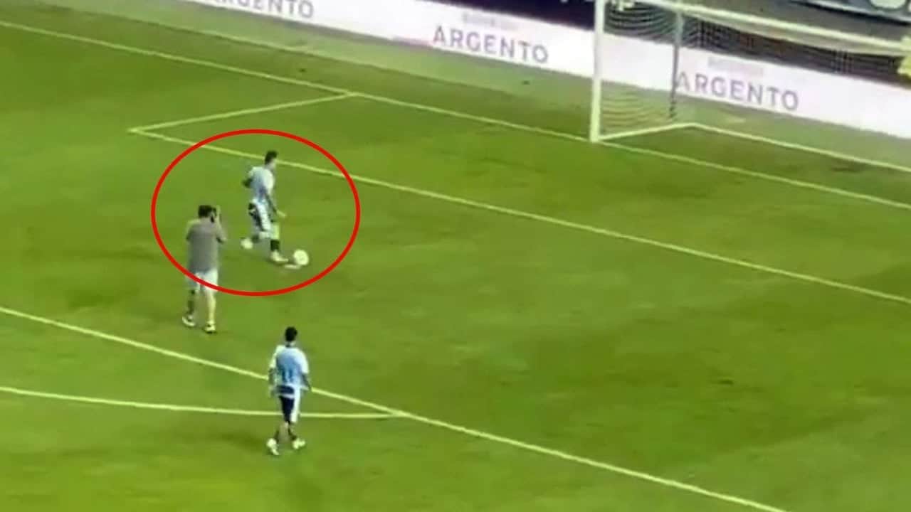 Futbol tarihinde görülmemiş olay! Uçak kaçacak diye sahadan çekildiler, bakın sonra ne oldu