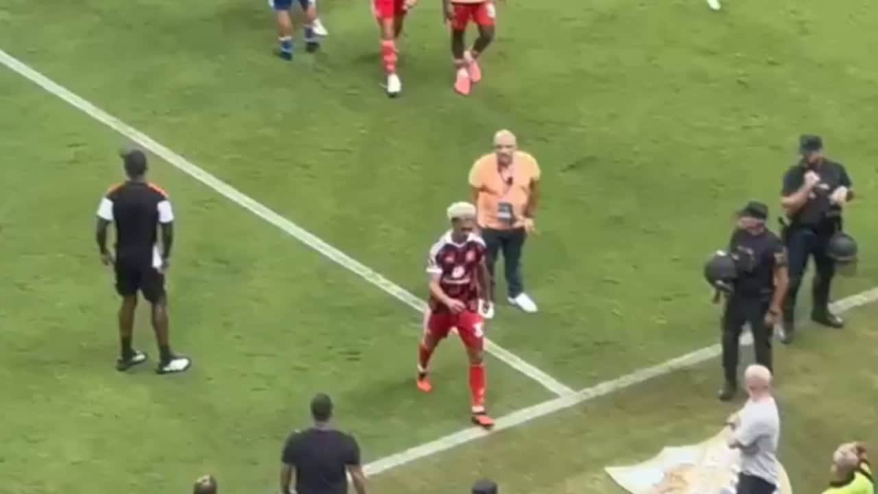 Foto - Futbol tarihinde görülmemiş olay! Uçak kaçacak diye sahadan çekildiler, bakın sonra ne oldu